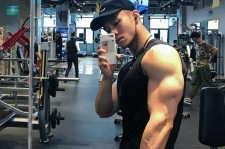 贵港肌肉男模(肌肉男模拟器)