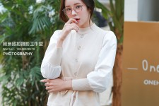 贵港兼职模特被摄影师亲(兼职模特被摄影师亲了)